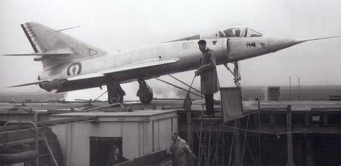 Le prototype Etendard IVM01 sur la catapulte surélevée du RAE de Bedford en décembre 1958. (Dassault-Aviation)