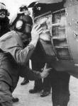 Personnel inspectant la tuyère de l'appareil touché par le SAM au-dessus de la Yougoslavie, peu aprés son appontage miraculeux sur le Clemenceau. (MN)