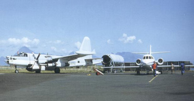 Le remplacé et le remplaçant : P-2H (P2V-7) Neptune à gauche et Falcon 200 Gardian à droite. (©Marine Nationale)