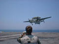 Hawkeye de l'U.S.Navy piloté par un équipage français, appontant sur le pont de l'U.S.S. Harry S. Truman (CVN-75). (©Jean-Emmanuel Roux de Luze)