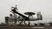 Appontage sur l'USS Dwight D. Eisenhower de l'E-2C Hawkeye nº2 de la 4.F. (©Marine Nationale)