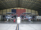 E-2C Hawkeye de la 4.F dans un hangar de la NAS Oceana. (©Marine Nationale)