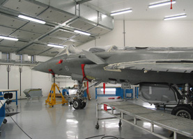 Rafale M F1 (M6) dans un hangar à Landivisiau. (©Marine Nationale)