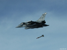 Largage d'une bombe AASM par le Rafale M02. (©Dassault Aviation)