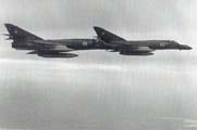 Deux Super-Étendard de la 11.F en configuration nucléaire avec une AN 52 sous l'aile droite de chacun des avions. (©Marine Nationale)