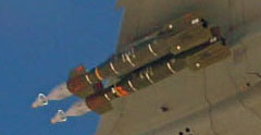 Bombe guidée laser/ GPS GBU-49 E-Paveway II de 500 livres (227 kg) sous pylône double. (©Marine Nationale)