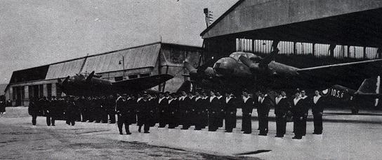 Prise d'armes à St-Raphaël devant deux Ju-88 A-4.