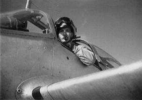 Student-pilot of the 51S equipped with a USN helmet. (ARR)