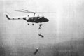 Essais de parachutage sur le Lynx n° 260 en 1981. (©CEPA)