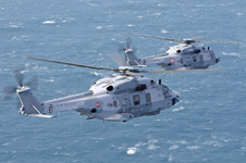 Les NH90 NFRS01 et 02 en vol au-dessus de la mer. (©Eurocopter)