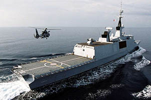 La frgate La Fayette et son hlicoptre Panther.(Marine Nationale)