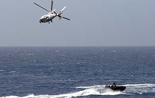 Démonstration d'interception d'une embarcation avec l'aide d'un Panther. (©Marine Nationale)