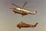 Le successeur (le Super Frelon) transportant sous élingue le succédé (l'HSS-1). (©Eurocopter)