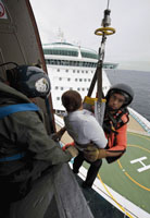 Héliteuillage au-dessus du paquebot Independence of the Seas. (©Marine Nationale)