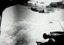 B-26 de l'Armée de l'air larguant des bombes sur l'Indochine. (©Jacques Loizillon)