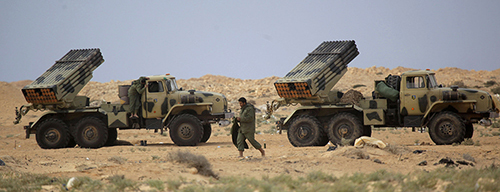 Deux lance-roquettes multiple BM21 des forces de Khadafi. (©DR)