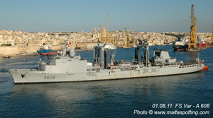 Le pétrolier-ravitailleur Var (A608) vient également pour une courte escale dans la capitale maltaise jusqu'au 2 août. (©www.maltaspotting.com)
