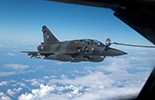 Ravitaillement en vol d'un Mirage 2000D. (©Ministère de la Défense)
