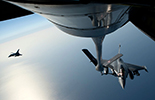 Ravitaillement en vol d'un Rafale par un C-135FR. (©Ministère de la Défense)