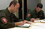 Préparation de mission d'un équipage de C-135FR. (©Ministère de la Défense)