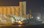 Frégate du type Koni en feu dans le port de Tripoli. (©DR)