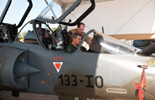 Le CEMAA (Général Paloméros) dans le cockpit d'un Mirage 2000D à la Sude. (©Ministère de la Défense)