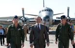 M. Gérard Longuet, ministre de la Défense et des anciens combattants, s’est rendu sur la base italienne de Sigonella afin de rencontrer le détachement air. (©Ministère de la Défense)