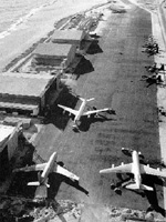 La parking avion de l’a&eacute;rodrome de Hao &agrave; l’&eacute;poque des essais a&eacute;riens : DC 8 et C 135 F, Vautour et Neptune se c&ocirc;toient sur l’immense terrain disponible. (&copy;DR)