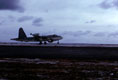 P2V-7 Neptune atterrissant sur la piste d'Hao. (&copy;Jean-Fran&ccedil;ois Puissegur)