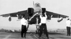Jaguar M-05 en train d'être testé sur la catapulte surélevée du RAE Bedford. Notez que le bouclier de train a été enlevé et que les quilles ventrales sont installées. Cette photo a été prise lors de la première campagne (avril-mai 1970). (©Daniel Pierre) 