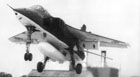 Jaguar M-05 quittant la catapulte surélevée du RAE Bedford. Notez le faux armement sous le fuselage. (©Daniel Pierre)