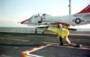 TA-4J Skyhawk de la VT-7 sur le point d'être catapulté depuis le pont de l'USS Georges Washington en septembre 1999. (©US Navy)