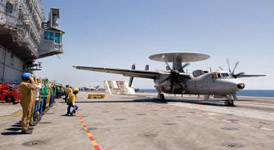 Catapultage d'un l'E-2C Hawkeye. (�Marine Nationale)