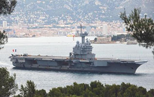 Le porte-avions Charles de Gaulle à son départ de Toulon. (©Jean Louis Venne)