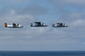 De gauche à droite, les participants aux exercices crossdecks : C-2A Greyhound de la VRC-40 "Rawhides" (US Navy), E-2C Hawkeye de la 4.F (Marine Nationale) et E-2C Hawkeye de la VAW-121 "Bluetails" (US Navy). (©Marine Nationale)
