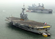 Le Charles de Gaulle au premier plan, l'USS Saipan au second et l'HMS Invincible au troisième à Portsmouth à l'occasion de l'International Fleet Review. (©Royal Navy)