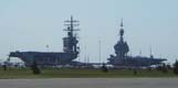 A gauche l'USS Eisenhower (CVN-69) et à droite le PAN Charles de Gaulle (R91). (©Marine Nationale)