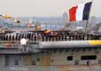 Les marins du Charles de Gaulle rendent les honneurs à la Reine d'Angleterre. (©Royal Navy)