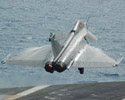 Rafale M F1 n°8 de la 12.F effectuant un touch and go sur le pont de l'USS John C. Stennis (CVN-74) le 12 avril 2007. (©US Navy)
