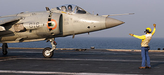 Sea Harrier de l'Indian Navy sur le pont du Charles de Gaulle. (©Marine Nationale)