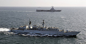 L'HMS Cumberland et le Charles de Gaulle. (©Royal Navy)