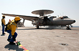 Catapultage d'un E-2C Hawkeye. (©Marine Nationale)