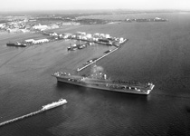 Le porte-avions Clemenceau arrive  Dakar (14 fvrier 1961). (Marine Nationale)