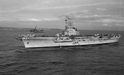Le porte-avions Clemenceau arrive  Las Palmas, avec son sistership le Foch (21 fvrier 1969). (Marine Nationale)