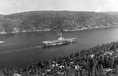 Le porte-avions Clemenceau, en route vers Oslo, navigue dans les fjords de Norvge (18 juin 1970). (Marine Nationale)