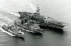 Le ptrolier-ravitailleur Meuse en ravitaillement  la mer avec la frgate Georges Leygues et le porte-avions Clemenceau (28 mai 1981). (Marine Nationale)