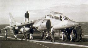 Tests du prototype du Harrier sur le porte-avions Foch les 13 et 14 novembre 1973. (©Marine Nationale)