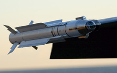 Missile MICA IR sur un Rafale M. (©MBDA)