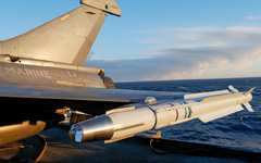 Missile MICA IR sur un Rafale M. (©MBDA)